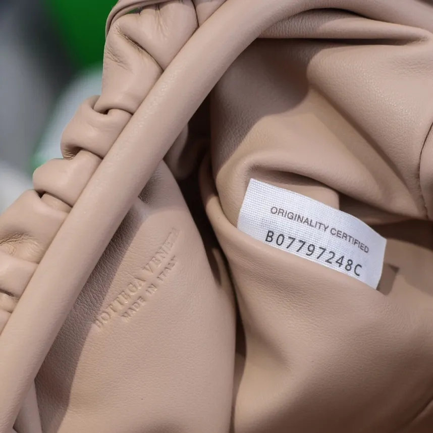 Batch 1120 Bottega Veneta cloud bag ☁️POUCH series original plain calfskin, super low-key and attractive, soft and casual. Major internet celebrity bloggers are crazy about calling it fashionable and classy, ​​lazy and intellectual. Small size: 23*13*8 (small cloud plain) nude pink, model: 6671